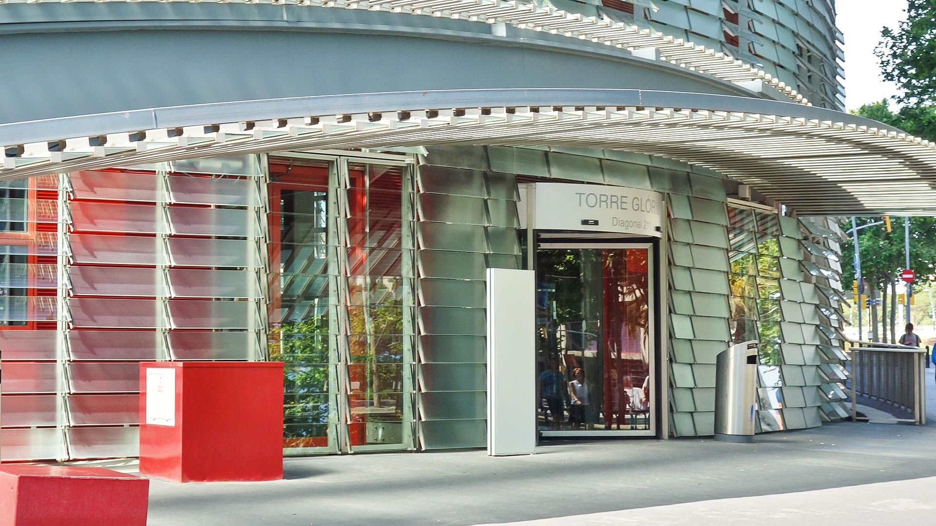 puerta giratoria entrada torre glories barcelona