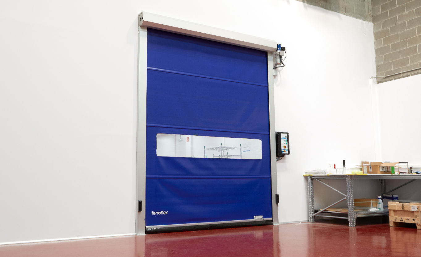 {"es":"puerta rápida enrollable de aluminio reforzada lona azul","fr":"Porte rapide à enroulement en aluminium renforcé avec bâche bleue","pt":"Porta rápida de enrolar de alumínio reforçado","en":"reinforced aluminium high-speed roll-up door with blue tarpaulin","pt-br":"Porta rápida de enrolar de alumínio reforçado","es-latam":"puerta rápida enrollable de aluminio reforzada lona azul"}