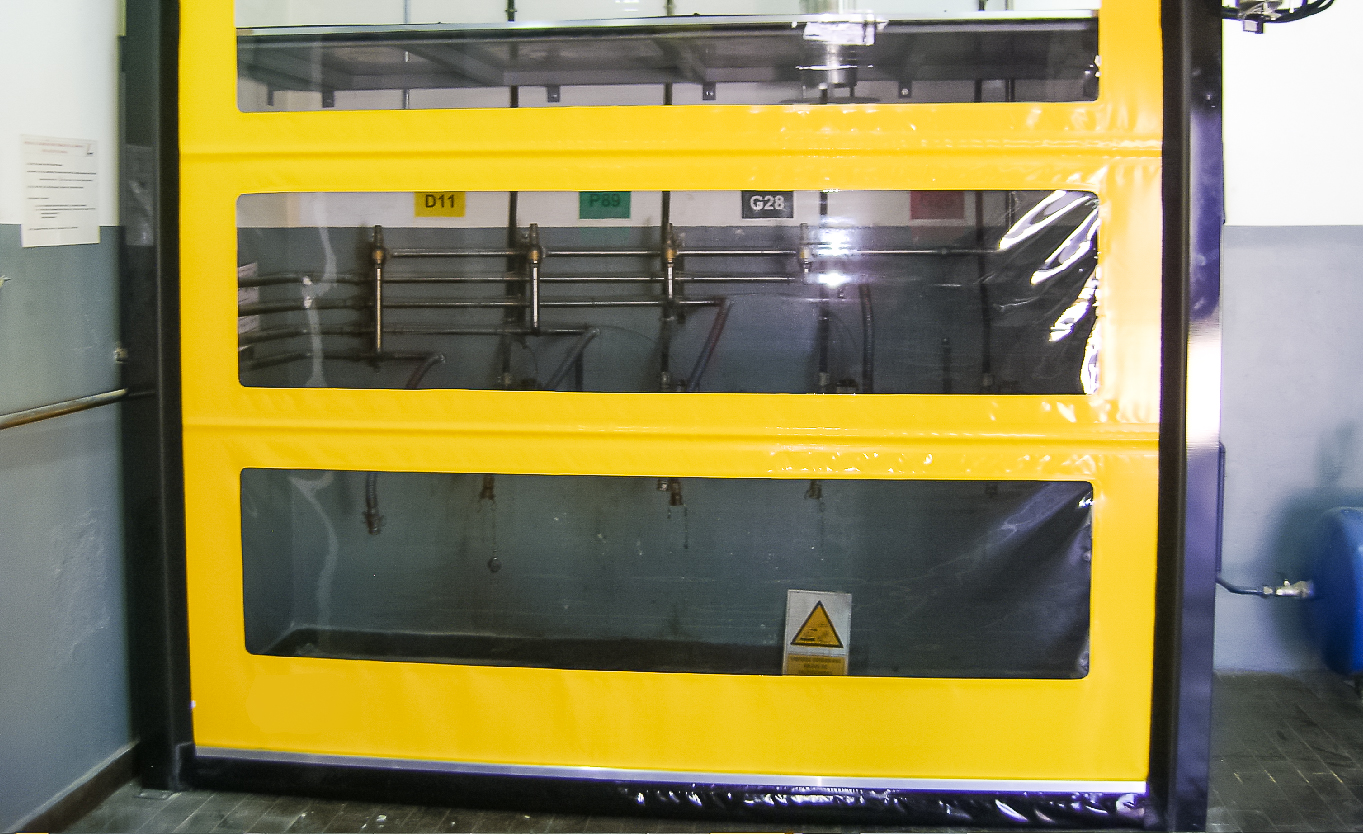 Puerta rápida enrollable zonas ATEX múltiples mirillas