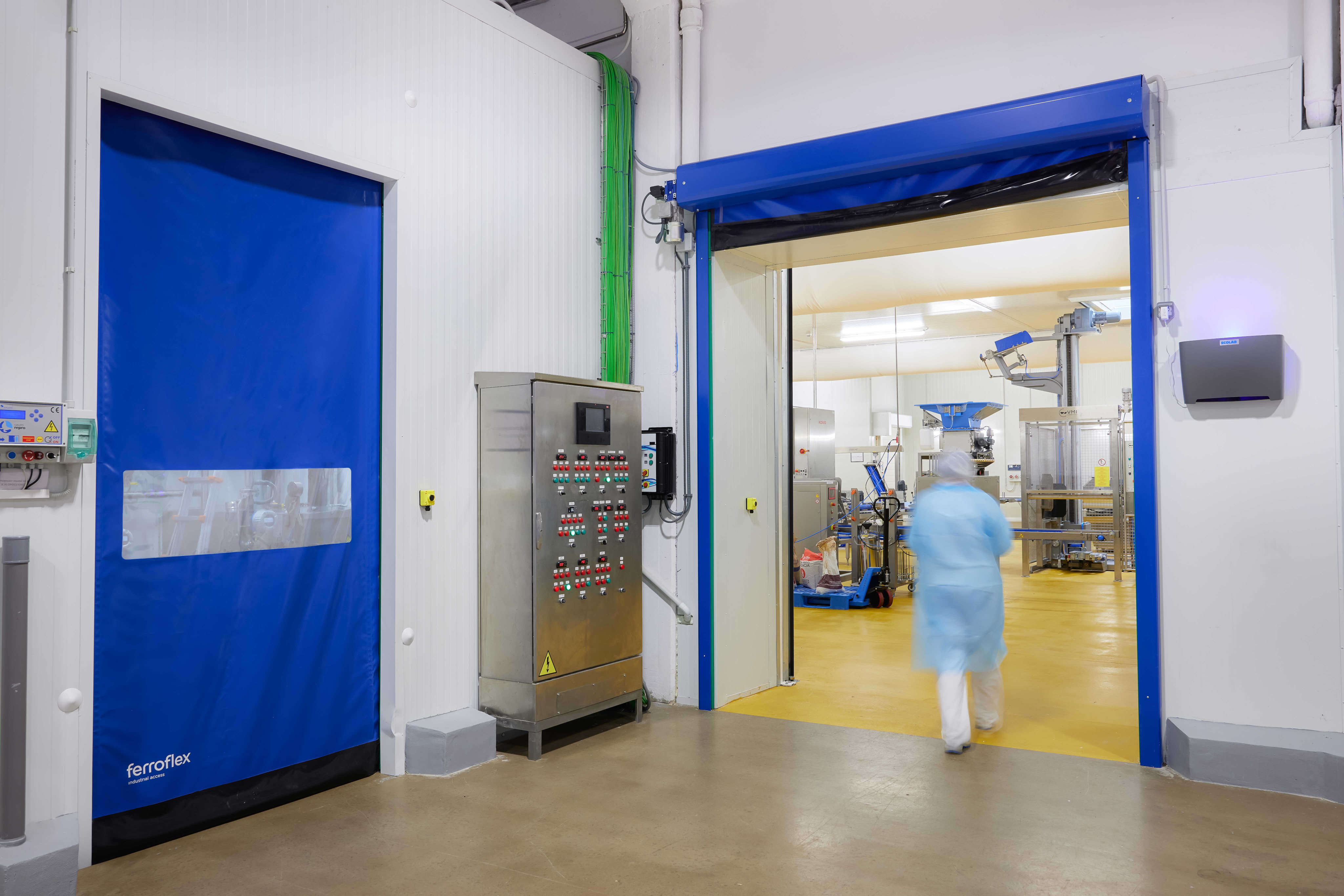 Puerta rápida autorreparable vista de dos puertas, una abierta y otra cerrada