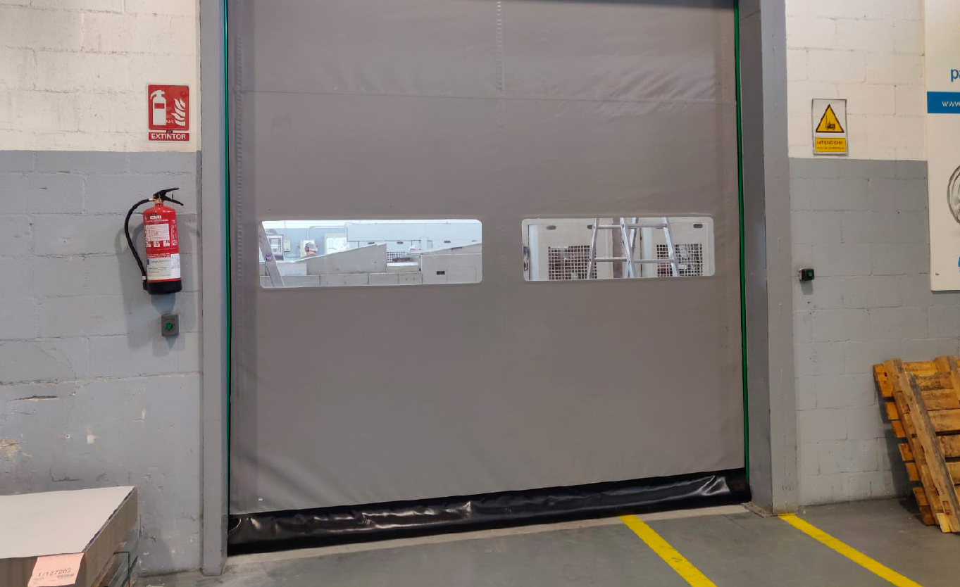 Puerta autorreparable para zonas de conservación de frio doble mirilla