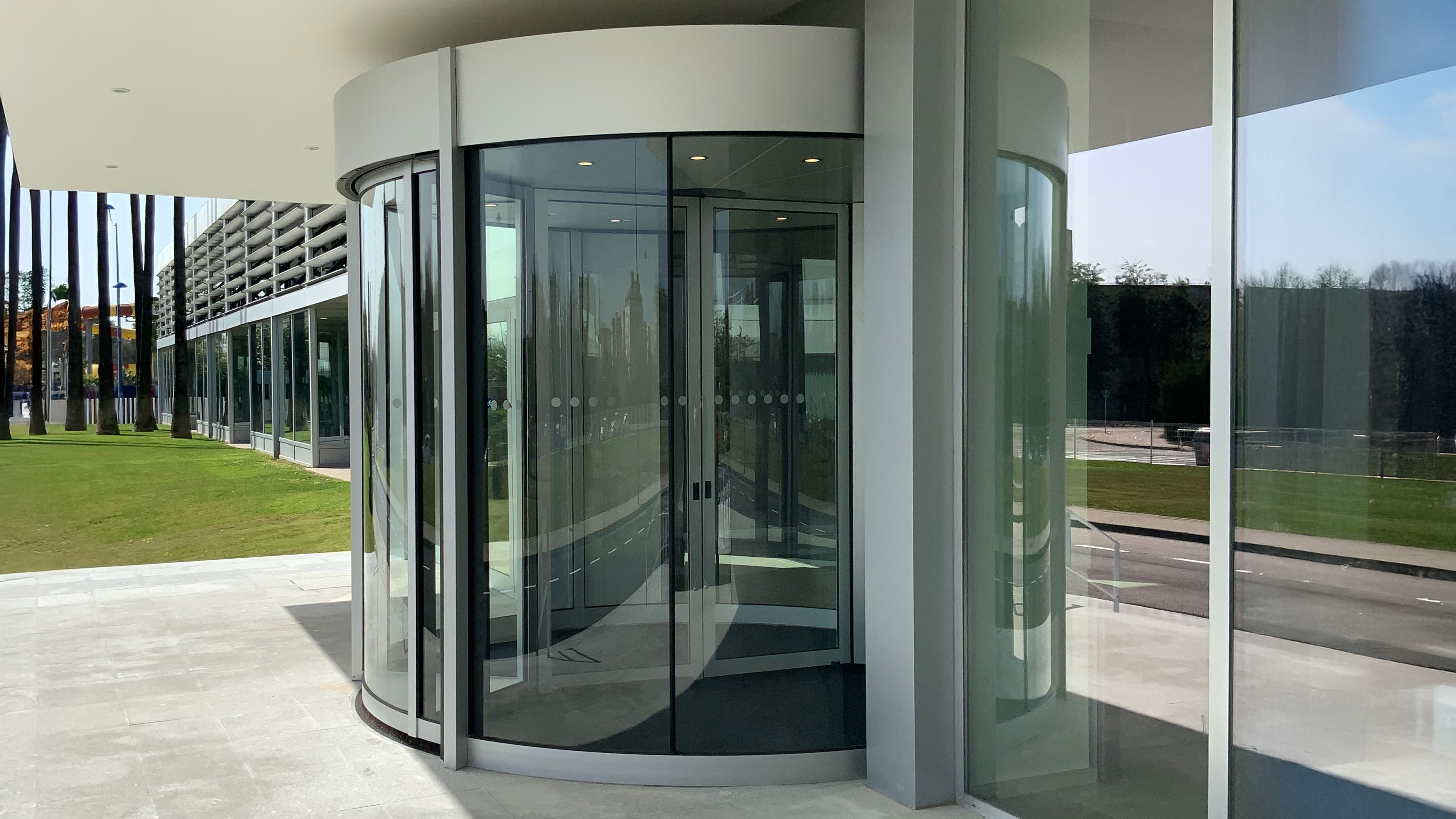 Como garantizar un aislamiento acustico con las puertas automaticas Manusa