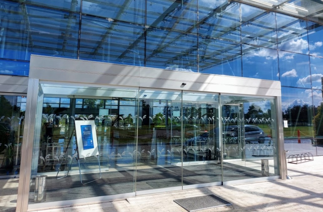 Confort diseño y seguridad con puertas automaticas en hoteles internacionales