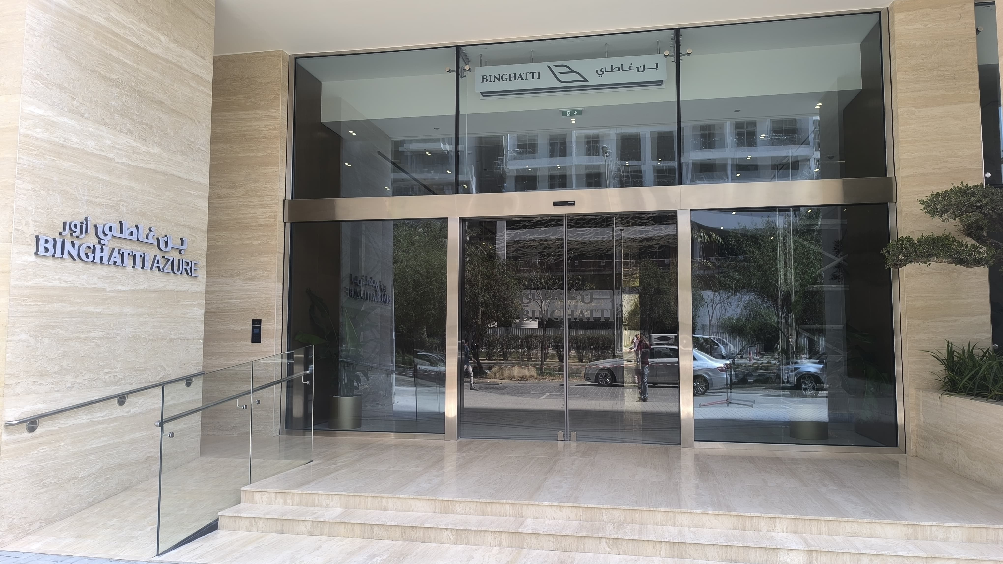 Eficiencia y confort con la puerta automatica principal del edificio Binghatti Azure de Dubai