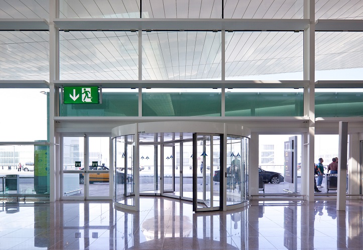 Eficiência e segurança nos aeroportos graças às portas automáticas
