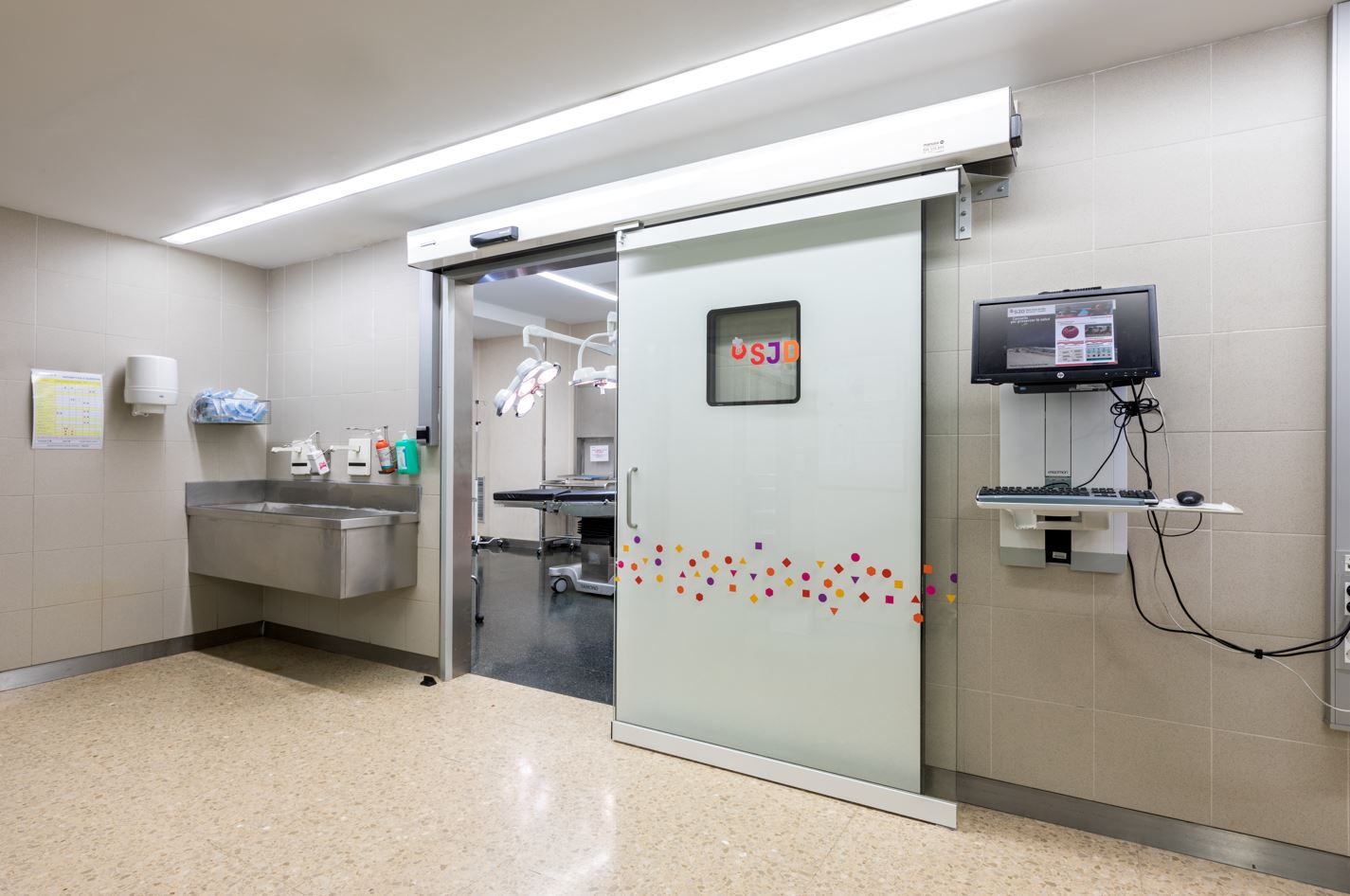 Innovacion seguridad puertas automaticas para entornos quirurgicos