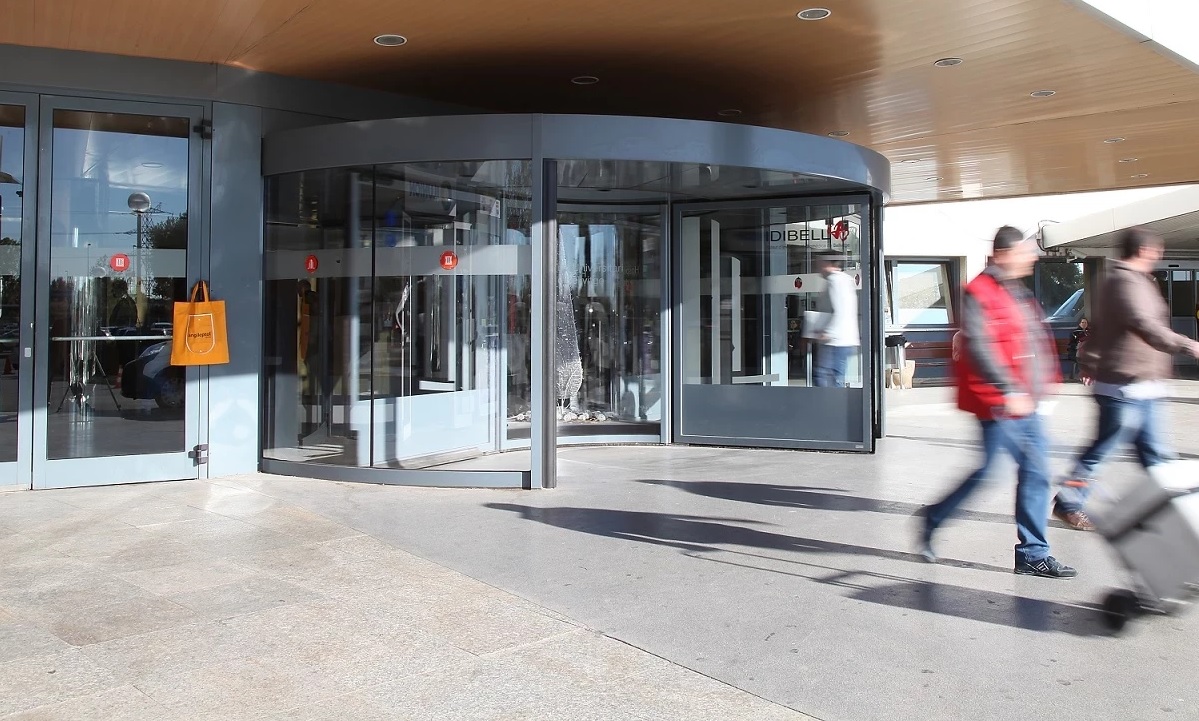 La accesibilidad que brindan las puertas automáticas mejora la experiencia de los usuarios en los edificios sanitarios