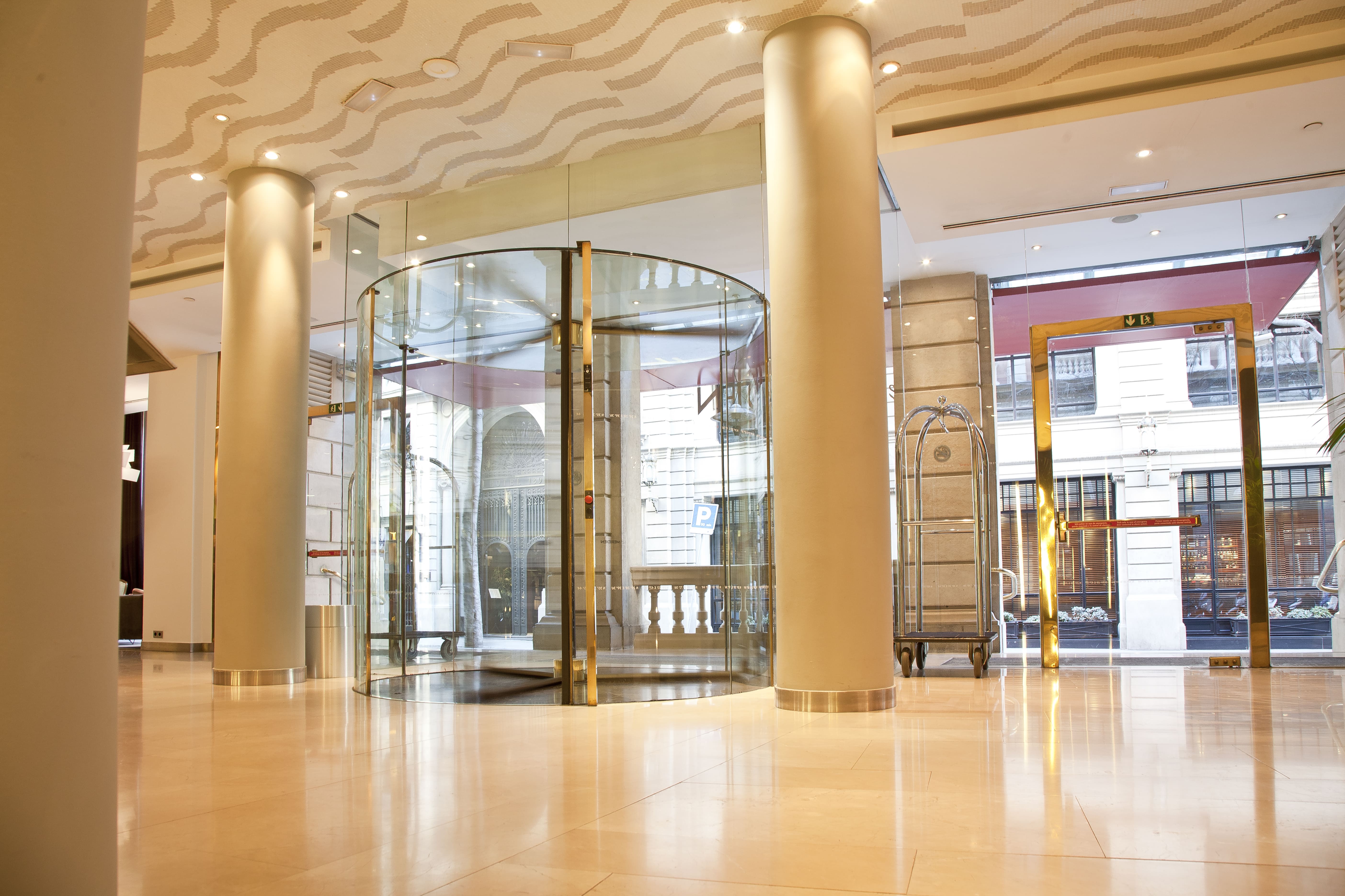 maximiza el confort de tu hotel con puertas automaticas giratorias