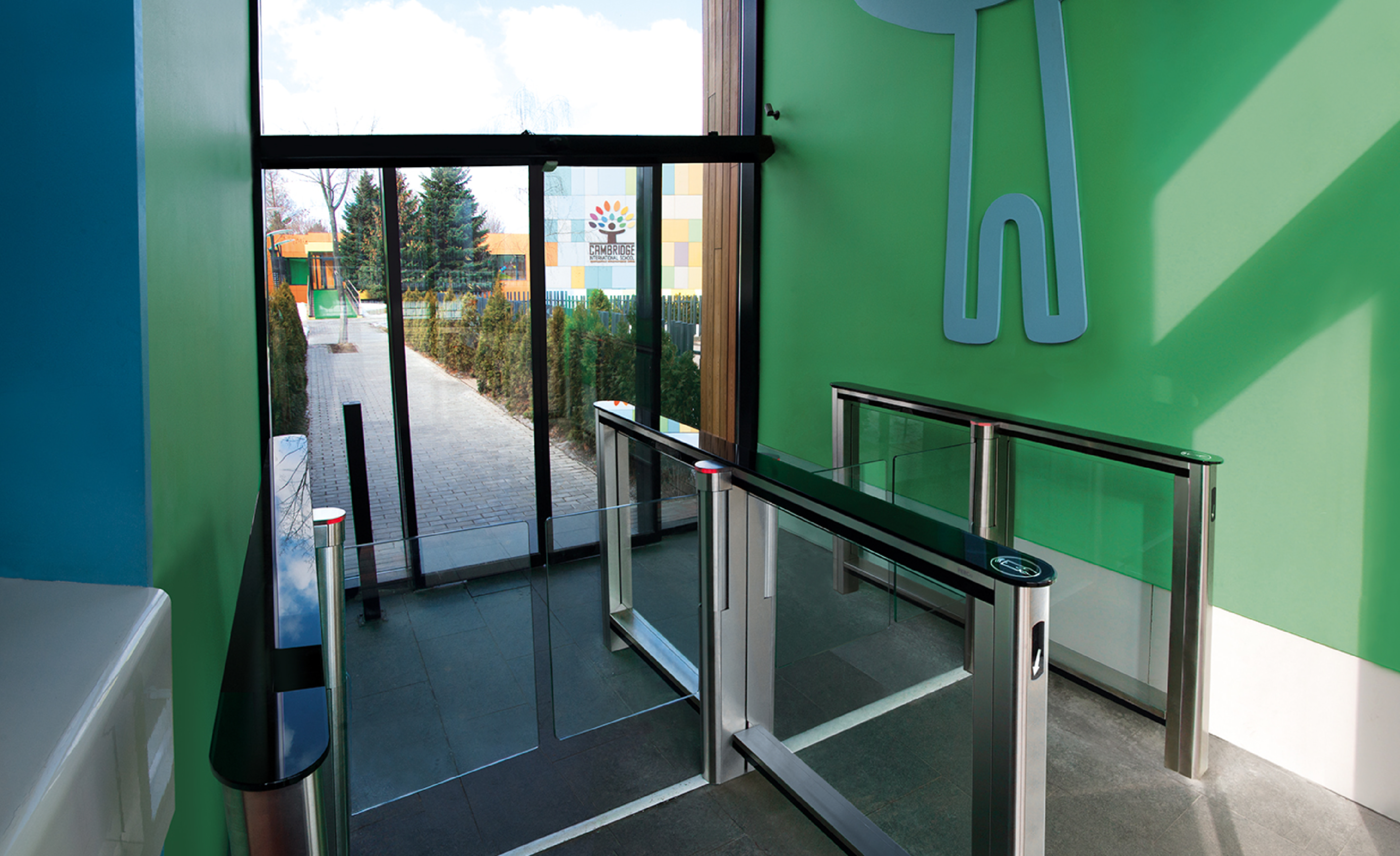 pasillo-paneles-batientes-entrada