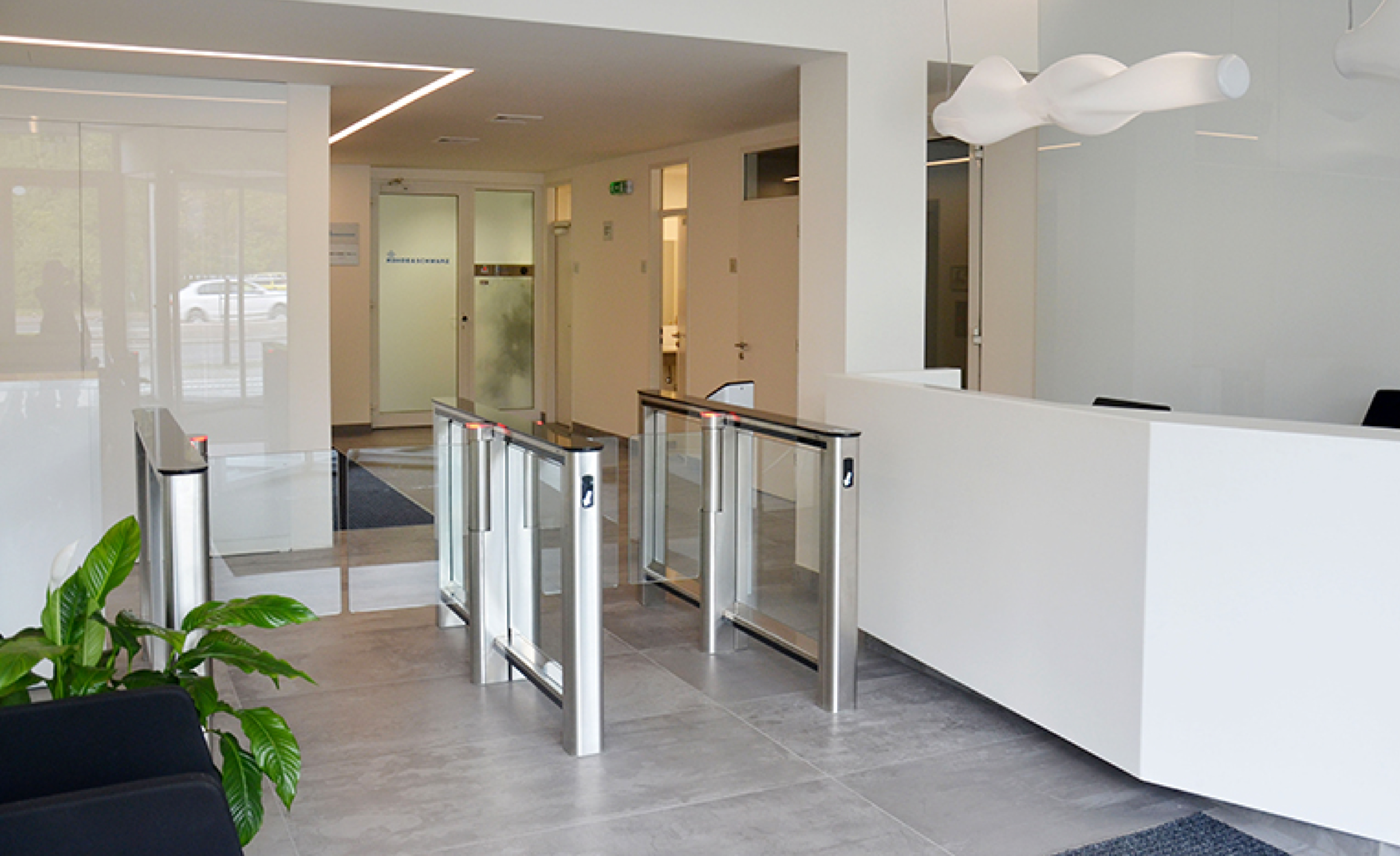 pasillo-paneles-batientes-recepcion
