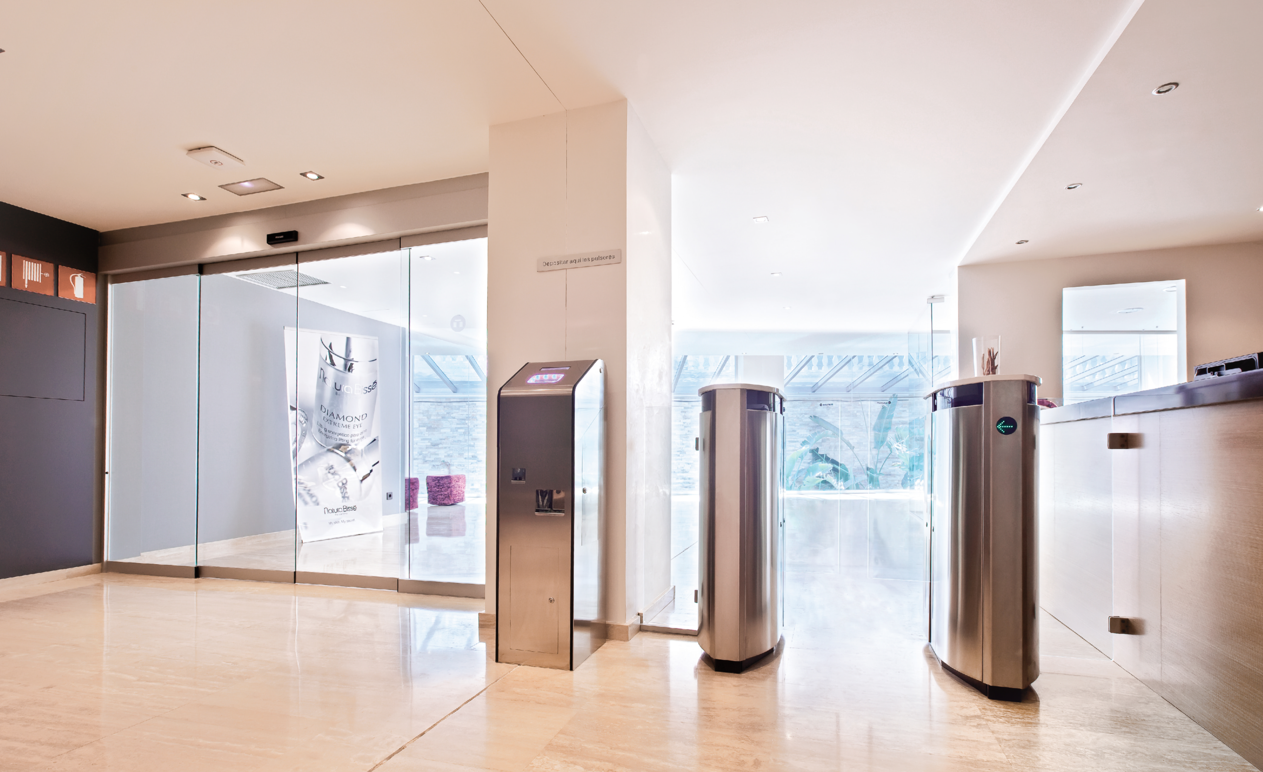 pasillo-paneles-ocultables-entrada