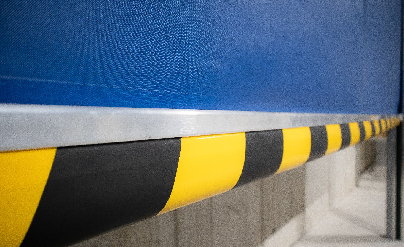 {"es":{"es":"detalle barra transversal inferior puerta rápida enrollable","fr":"détail traverse inférieure pour porte rapide à enroulement","pt":"pormenor da barra transversal inferior para porta rápida","en":"detail lower cross bar for high-speed roll-up door","pt-br":"pormenor da barra transversal inferior para porta rápida","es-latam":"detalle barra transversal inferior puerta rápida enrollable"}}