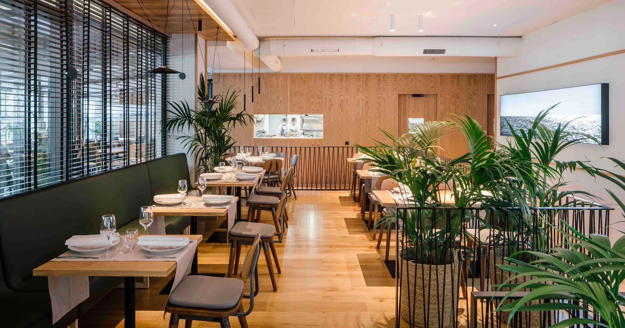 principal-cinco-motivos-para-instalar-puertas-automaticas-en-tu-restaurante