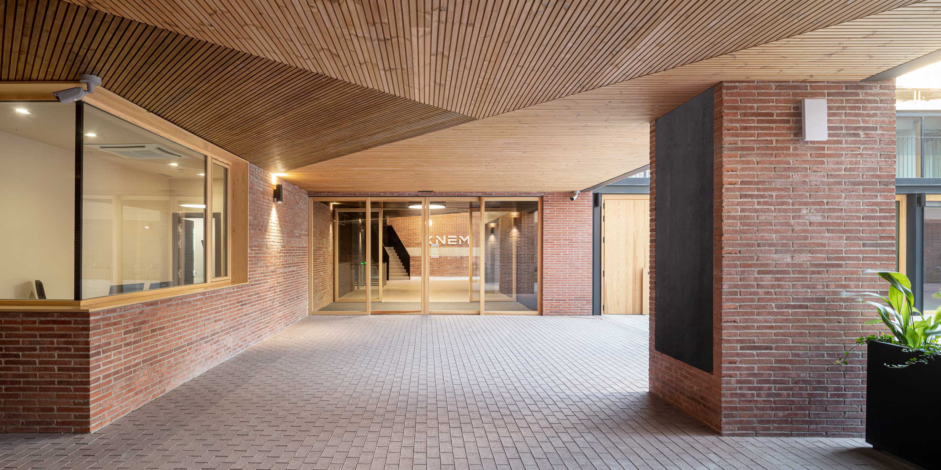 Principal- Instalacion de puertas automaticas en las oficinas KNEM