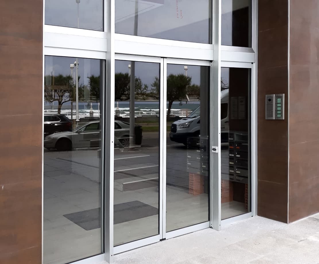 puerta-automatica-para-portal-manusa-edificio-vivienda-finca-bloque-casa-puertas-automaticas