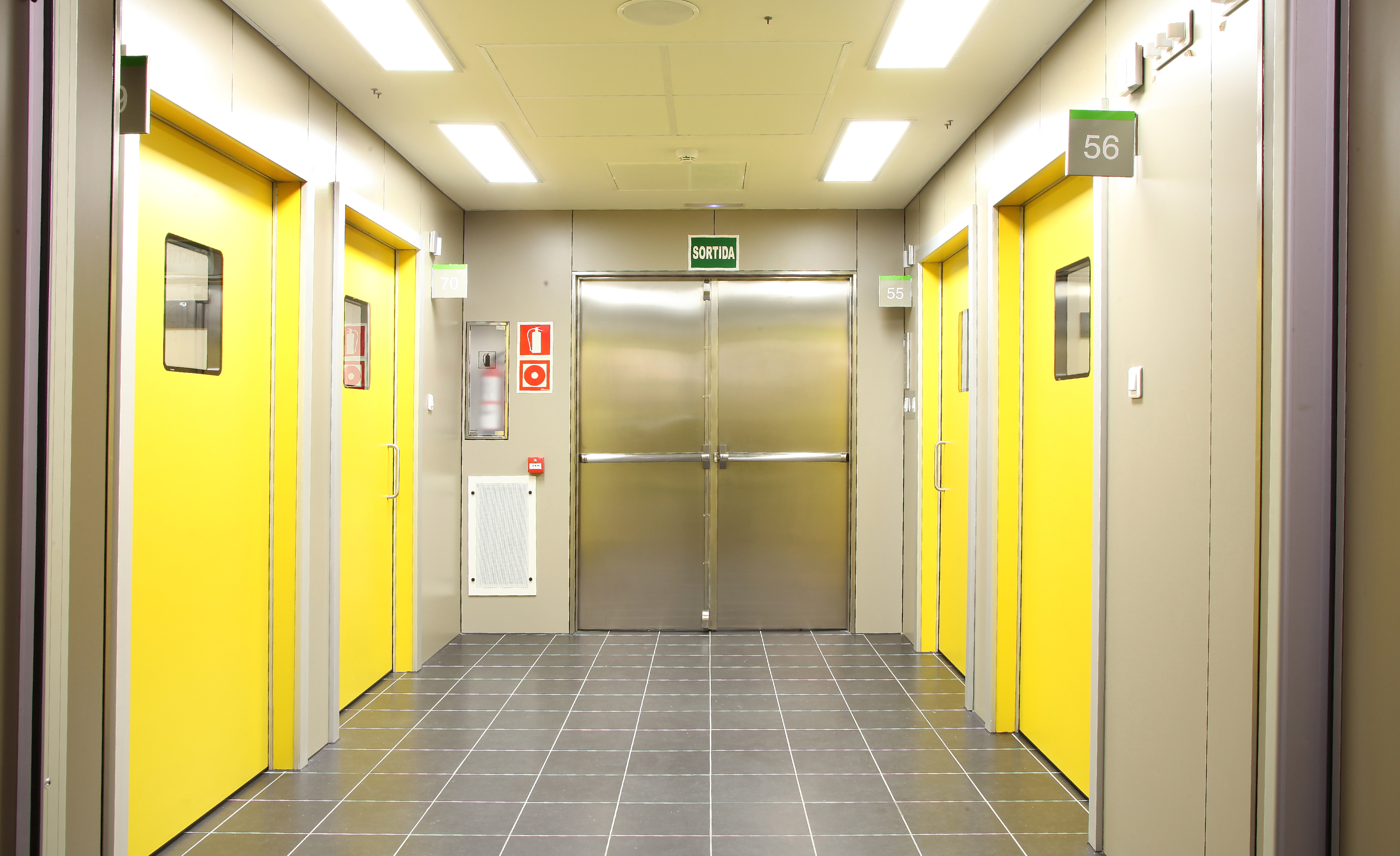 puerta-batiente-hermetica-pasillo