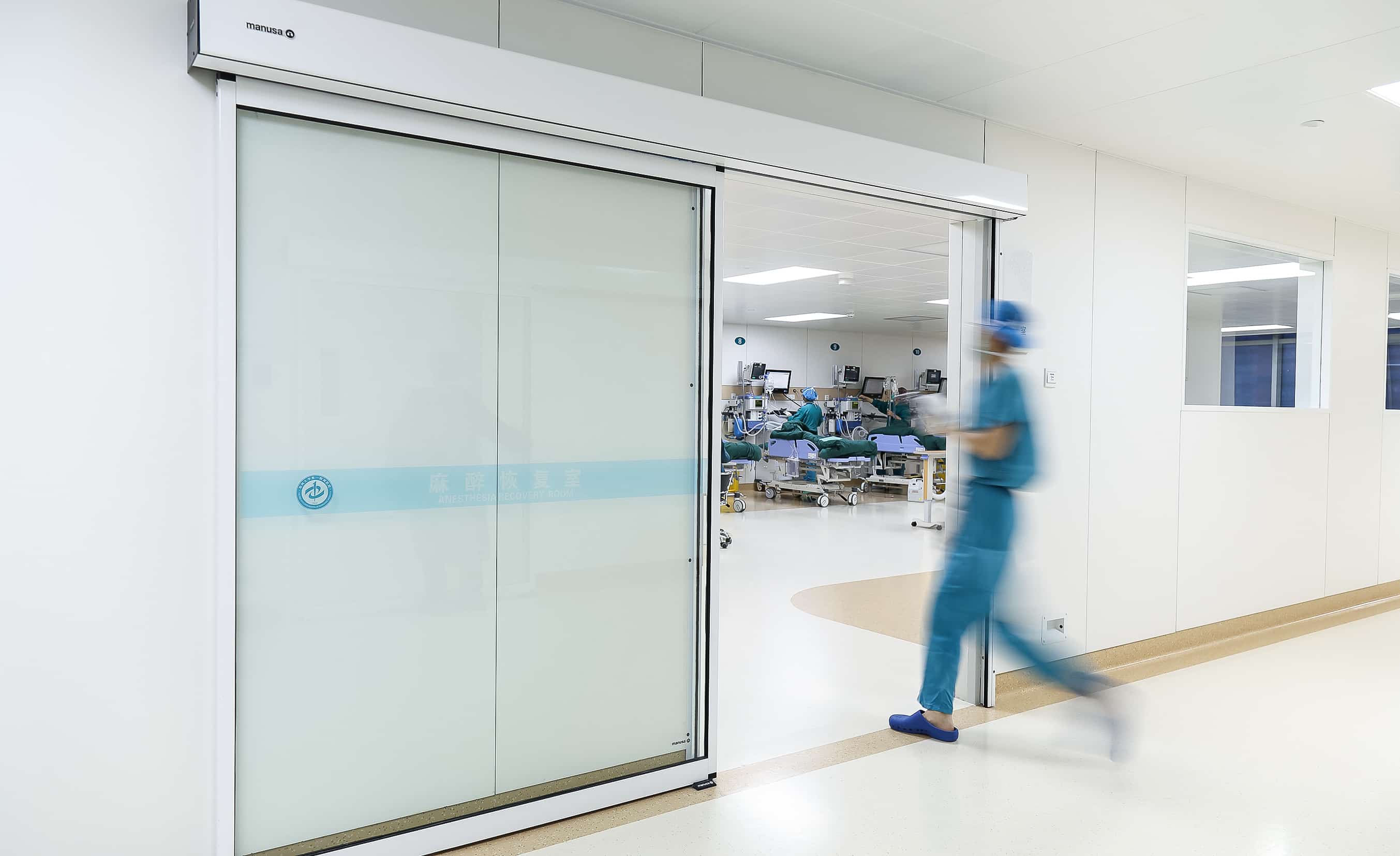 puerta-corredera-acristalada-persona