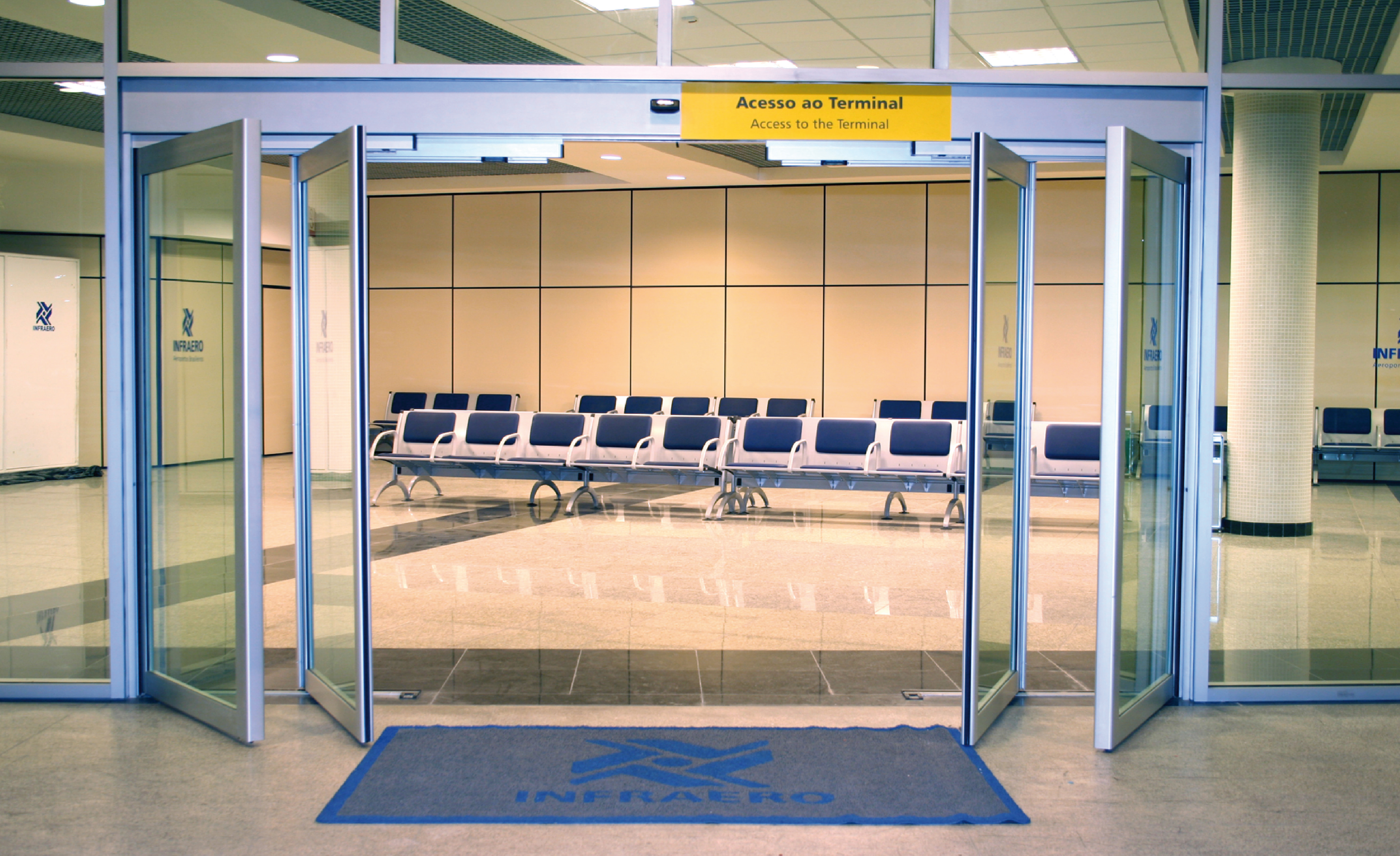 puerta-corredera-antipanico-aeropuerto