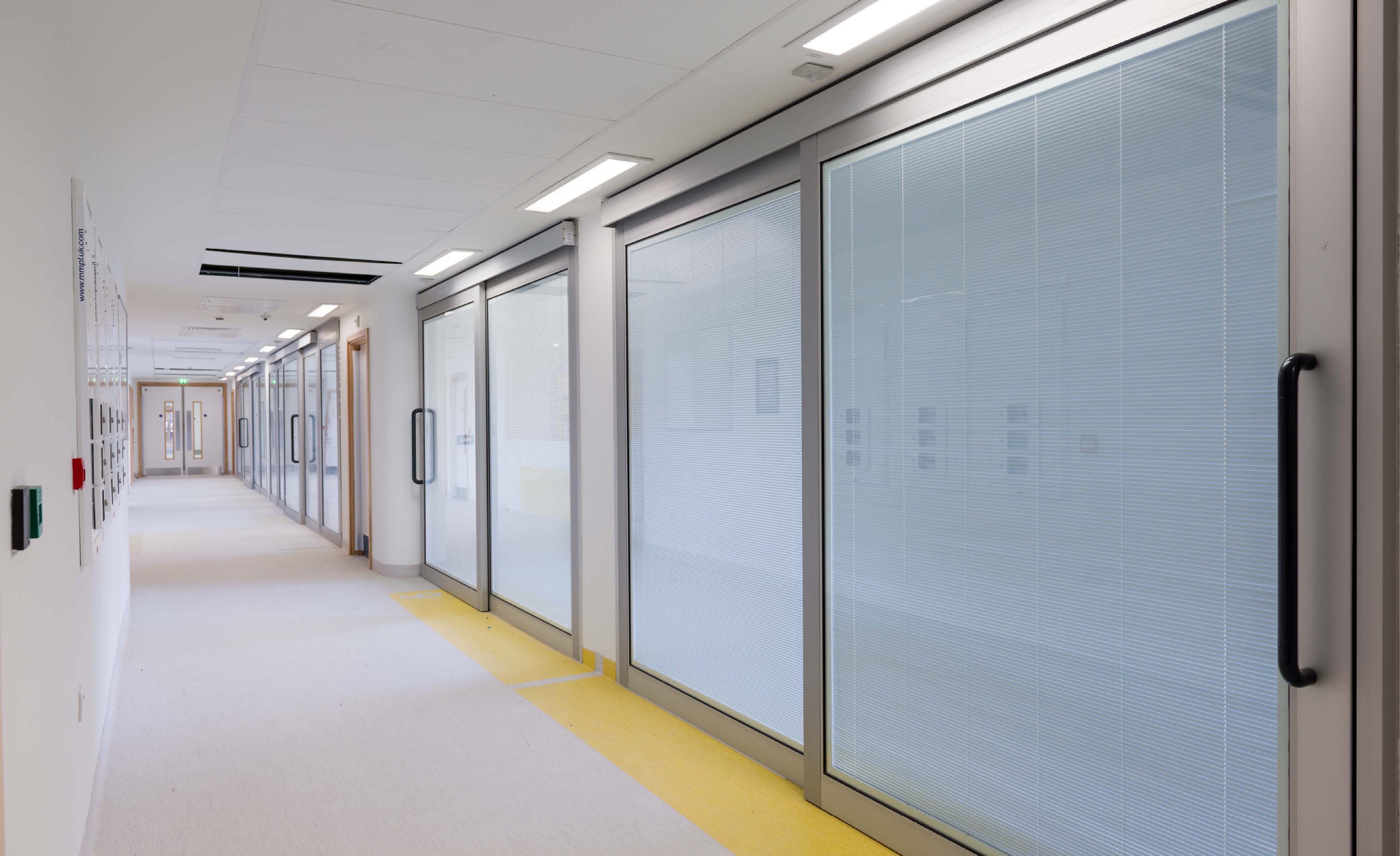 puerta-hermetica-corredera-acristalada-manillon