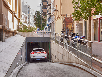 {"es":{"es":"Vista exterior apertura de puerta rápida enrollable para párquines","en":"Exterior view of the opening of a high-speed roll-up door for car parks","es-latam":"Vista exterior apertura de puerta rápida enrollable para párquines","pt-br":"Vista exterior da abertura de uma porta rápida de enrolar para parques de estacionamento","pt":"Vista exterior da abertura de uma porta rápida de enrolar para parques de estacionamento","fr":"Vue extérieure de l'ouverture d'une porte rapide à enroulement pour les parkings"}}